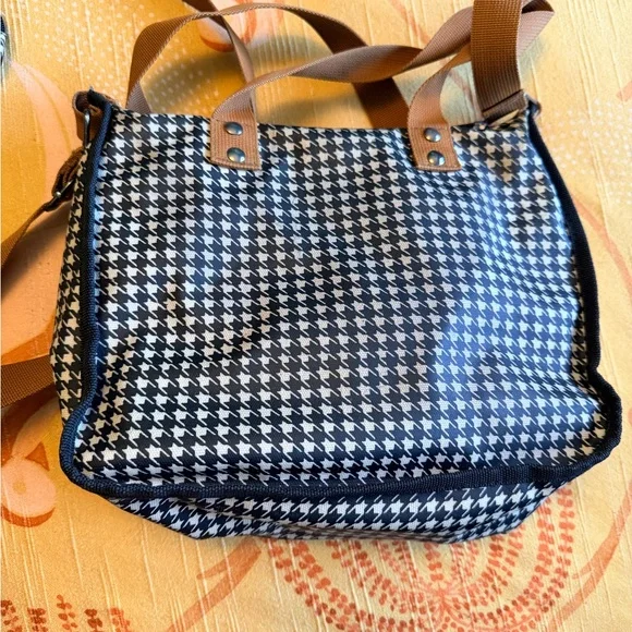Kavu Black and White Houndstooth Crossbody Bag with matching Coin Purse - Picture 2 of 8